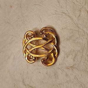 Brooch gold tone